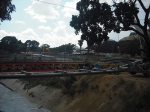 Otra vista de la futura Pasarela Permanente sobre el Río Guaire