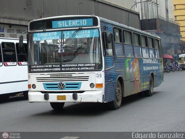 DC - Autobuses de El Manicomio C.A 38 por Edgardo Gonzlez
