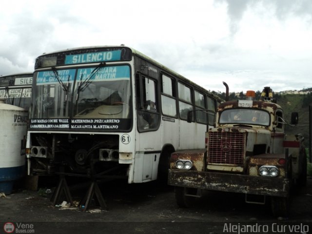 DC - Autobuses de El Manicomio C.A 61 por Alejandro Curvelo