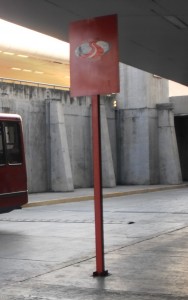 El poste rojo es uno de los identificadores más comunes de una Parada autorizada para MetroBus