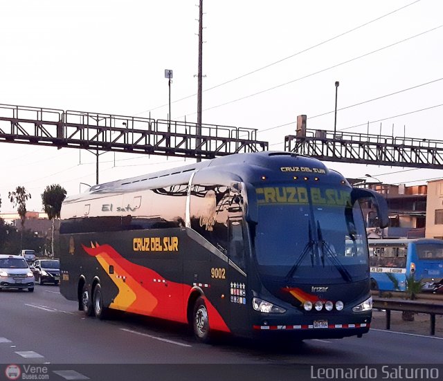 Transportes Cruz del Sur S.A.C. 9002 por Leonardo Saturno