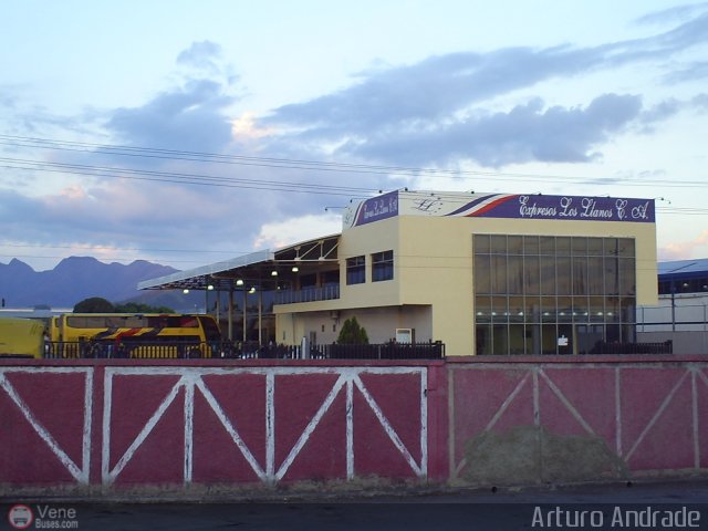Garajes Paradas y Terminales Valencia por Arturo Andrade