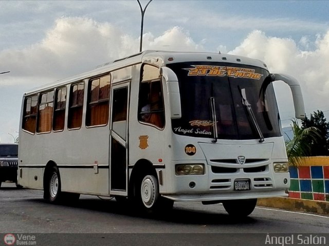 U.C. 23 de Enero 104 por �ngel Sal�n
