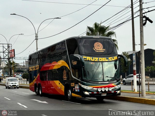 Transportes Cruz del Sur S.A.C. 8226 por Leonardo Saturno