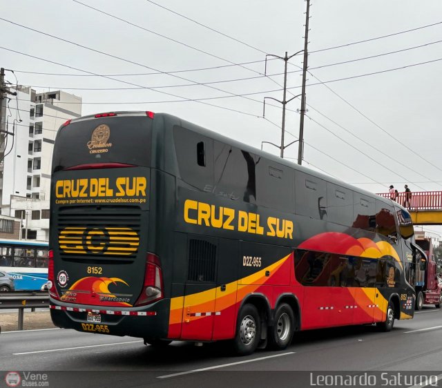 Transportes Cruz del Sur S.A.C. 8152 por Leonardo Saturno