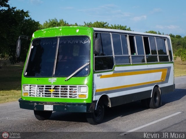 Particular o Desconocido 0066 por Kevin Mora