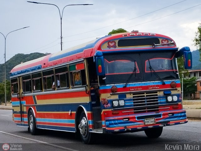 Particular 0030 por Kevin Mora