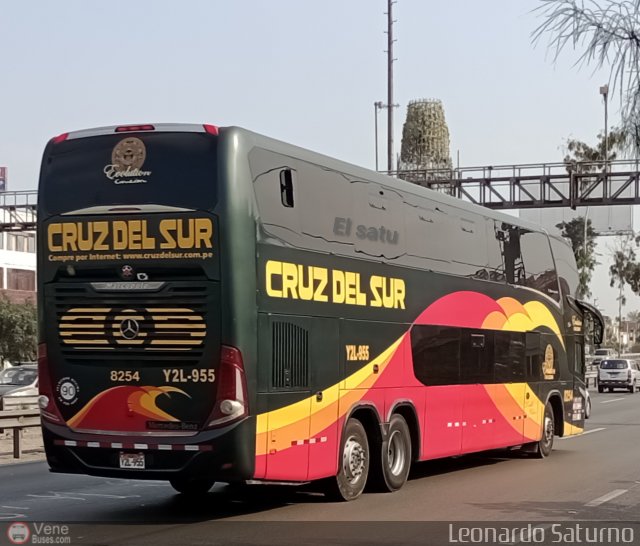 Transportes Cruz del Sur S.A.C. 8254 por Leonardo Saturno