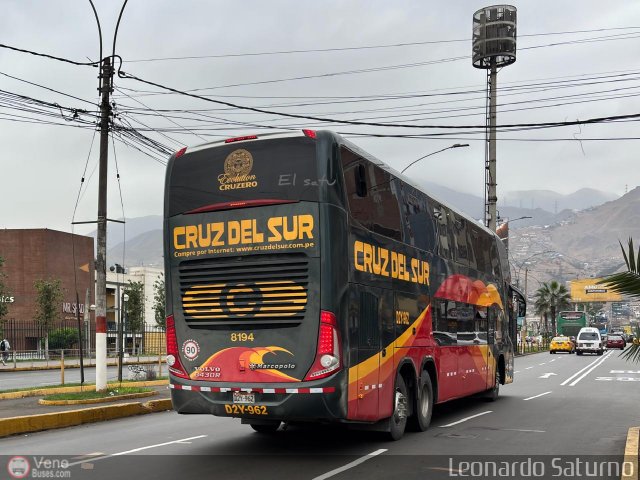 Transportes Cruz del Sur S.A.C. 8194 por Leonardo Saturno