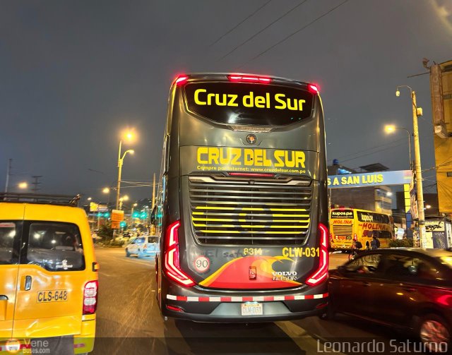 Transportes Cruz del Sur S.A.C. 8314 por Leonardo Saturno