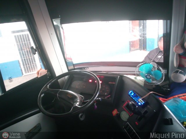 Ejecutivos Kova 082 por Miguel Pino