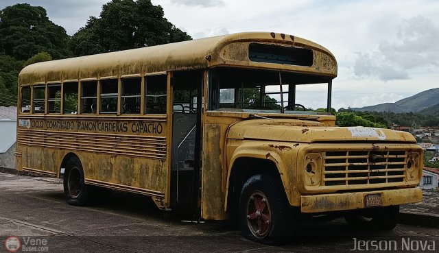 Universitarios y Escolares LIROCA600 por Jerson Nova