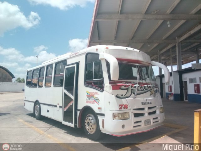 Ejecutivos Kova 078 por Miguel Pino